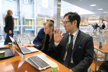 エキスポ会場にて通訳と打ち合わせ